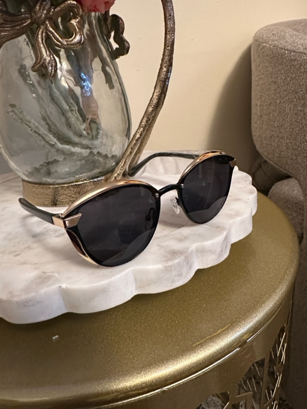 Black and Gold Women's Sunglasses - Stylish Cat-Eye Frame. 00016-B